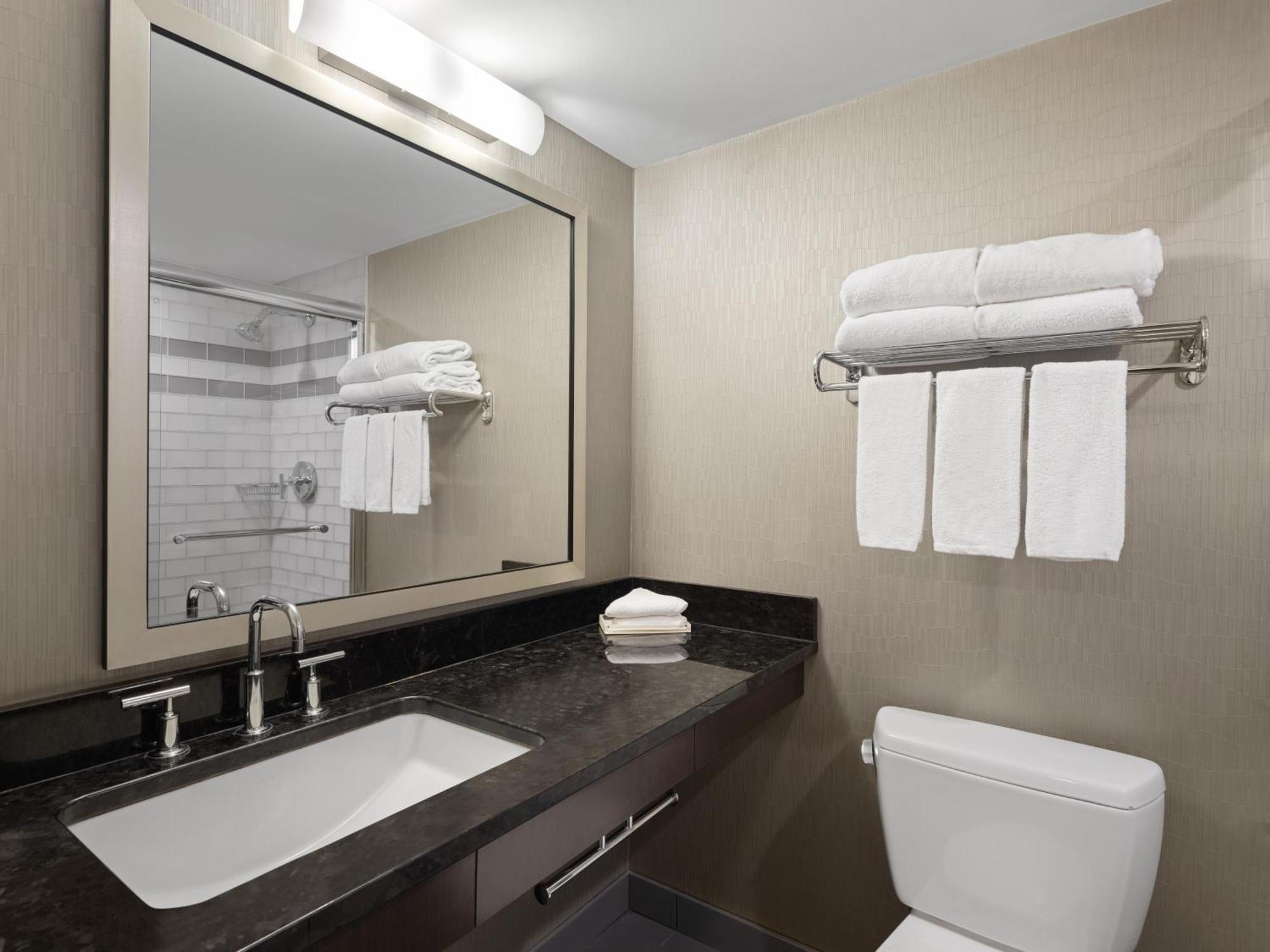 Holiday Inn Calgary Airport By Ihg Exterior foto